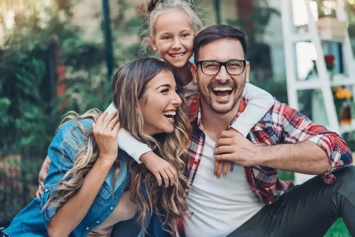 Familia sonriendo después de una cita ocular en Lakeview Eye Care, Syracuse, Utah